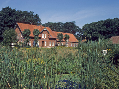 Hauptgebäude der Akademie auf Hof Möhr, im Vordergrund die Pflanzenkläranlage (Juli1994)